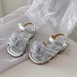 Eleganti sandali argentati per bambine con fiore di stoffa e cinturino di perle.