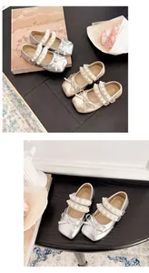 Vue détaillée de chaussures Mary Jane argentées et dorées avec perles et nœuds.
