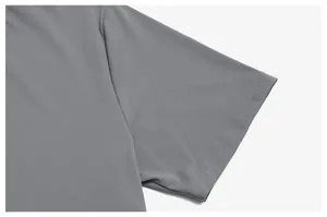Macro-detailopname van een grijs sport-T-shirt met korte mouwen en dubbele stiksels