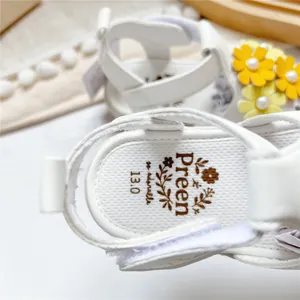Detailansicht der Preen Baby Leder-Sandalen mit Blumenmuster und weicher Innensohle