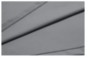 Detailopname van grijze sportstof en professionele platte naden voor heren sportkleding