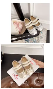 Vue détaillée des jolies ballerines métallisées pour filles avec perles et scratchs