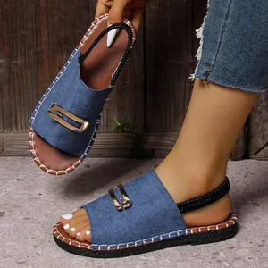 Sandales plates en denim bleu avec boucle en métal doré et sangle élastique
