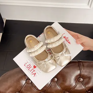 Chaussures de ballet dorées élégantes pour filles avec brides en perles et nœud