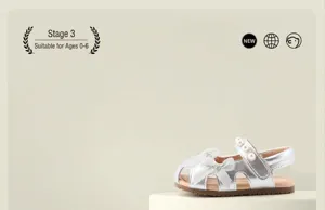 Vue détaillée de sandales argentées pour bébés filles avec nœud blanc et perles