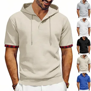 Vue détaillée du T-shirt à capuche homme à manches courtes avec maille gaufrée et revers