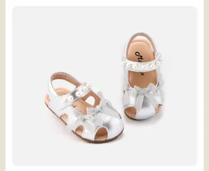 Silberne Baby-Sandalen für Mädchen mit Perlen und Schleifen, weiche Sohle, Leder hohl.