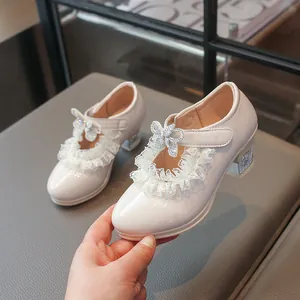 Elegante crème lakschoenen voor meisjes met kant en kristallen vlinderversiering