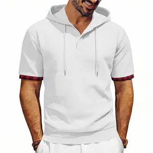 Détail du t-shirt à capuche pour homme en tricot gaufré blanc avec revers à carreaux