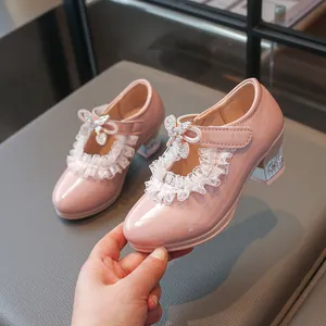 Elegante roze prinsessen schoenen voor meisjes met kanten rand en vlinder strass-steentjes