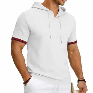 Détail du tissu gaufre blanc sur le t-shirt à capuche homme avec bords de manches carre