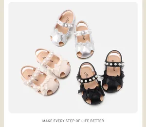 Babyschuhe für Mädchen mit Schleife, Perlenriemen und weicher rutschfester Sohle.