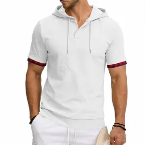 Gros plan d'un t-shirt à capuche blanc pour homme avec bordures à carreaux rouges