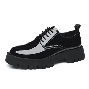 Zapatos derby clásicos en charol negro con suelas gruesas para hombres con estilo