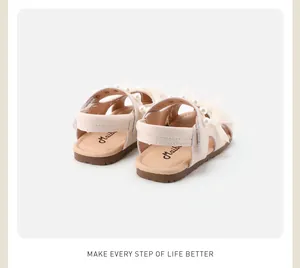 Rückansicht beige Babysandalen für Mädchen mit Schleifen und Perlen auf weicher Sohle