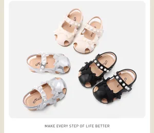 Kollektion von Babysandalen für Mädchen mit Schleife in Creme, Silber und Schwarz.