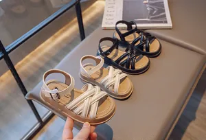 Vue détaillée de sandales romaines à brides croisées pour filles avec semelles souples