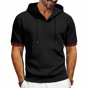 Vue détaillée du t-shirt à capuche noir pour homme, texture gaufre et revers à carreaux.