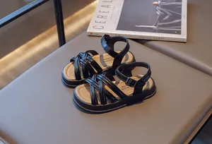 Vue détaillée de sandales romaines noires pour filles avec semelles souples d'été.