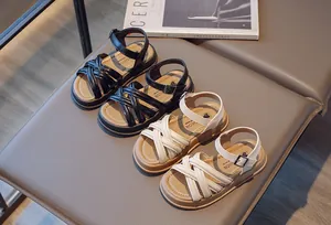 Détails des sandales romaines pour filles en noir et crème pour un style estival