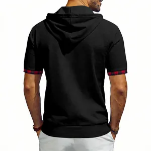 Vue arrière d'un T-shirt à capuche noir pour homme avec des détails à carreaux rouges