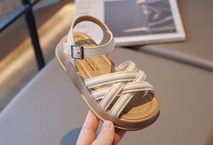 Vue détaillée de sandales romaines crème pour filles avec brides croisées et semelle souple