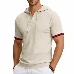 Détail d'un t-shirt à capuche beige pour hommes avec des revers à carreaux rouges