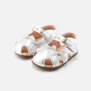Silberne Baby Mädchen Sandalen mit Schleifen und Perlen, weiche rutschfeste Sohle für Lauflern