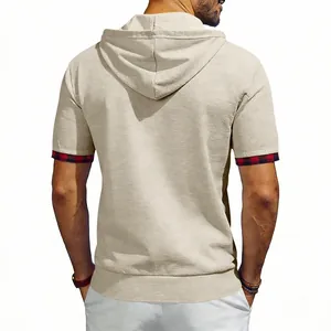 Vue arrière d'un t-shirt à capuche beige pour hommes avec bordure à carreaux