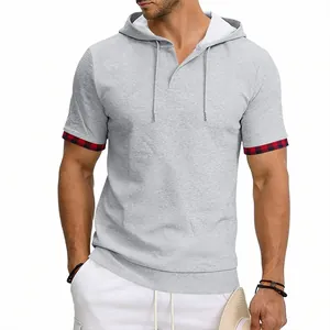 Vue détaillée du t-shirt à capuche gris pour hommes avec tissu gaufré et bordure à carreaux.