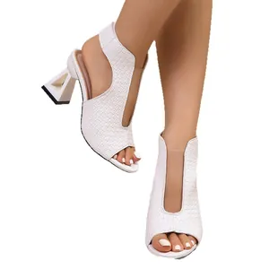 Eleganti sandali bianchi spuntati con tacco geometrico largo e trama intrecciata.