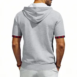 Vue arrière détaillée d'un t-shirt à capuche gris pour hommes avec revers à carreaux