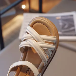 Sandales romaines pour filles blanc cassé avec lanières croisées douces et semelle beige