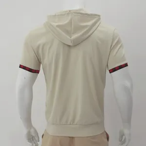 Vue arrière du t-shirt à capuche beige pour hommes avec bordures de manches à carreaux.