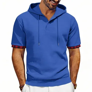 T-shirt à capuche bleu gaufré pour hommes avec poignets à carreaux contrastés élégants.