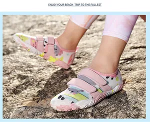 Kinder Wasserschuhe in Rosa mit Cartoon-Muster und Doppel-Klettverschluss am Strand