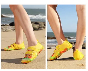 Leuchtend gelbe Wasserschuhe für Kinder an einem sonnigen Strand mit Meereshintergrund