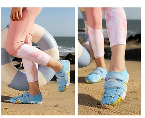 Kinder Wasserschuhe für Strand und Schwimmen mit niedlichem blauem Cartoon-Muster