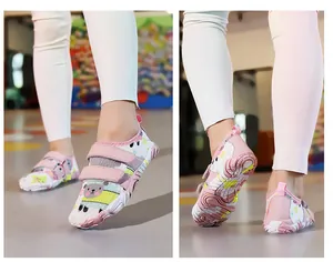 Detailansicht der Kinder-Wasserschuhe mit Klettverschluss und Cartoon-Bärenmuster.