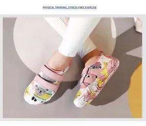 Detailansicht der rosa Wasser-Schuhe für Kinder mit Klettverschluss und Cartoon-Mustern