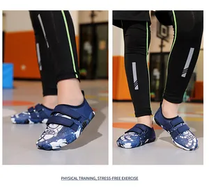 Detailansicht blauer Wasserschuhe für Kinder mit Astronautenmuster für das Training
