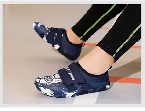 Detailansicht der marineblauen Kinder-Wasserschuhe mit Astronauten-Print und Klettverschluss