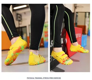 Detailansicht gelber Kinder-Wasserschuhe mit Bärenmotiv und rutschfester Gummisohle