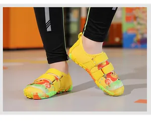 Gelbe Badeschuhe für Kinder mit Cartoon-Tiermotiven und verstellbaren Klettverschlüssen