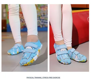 Kind trägt hellblaue Cartoon-Wasserschuhe für körperliches Training und Sportübungen
