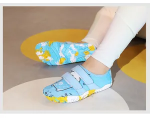 Hellblaue Kinder Badeschuhe mit niedlichem Cartoon-Print für Schwimmen und Strandaktivitäten.