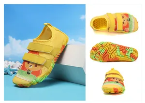 Detailansichten gelber Kinder-Watschuhe mit süßem Bären-Design und rutschfester Sohle.
