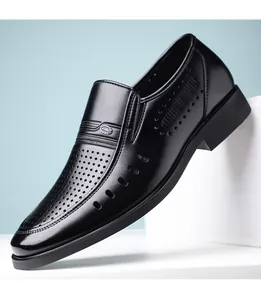 Detalle de zapatos de vestir de cuero negro transpirable con perforaciones decorativas