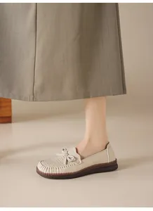 Bequeme beige Loafer aus weichem Leder mit Lochmuster und strapazierfähiger Gummisohle