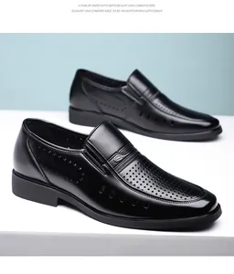 Vista detallada de mocasines de cuero negro transpirable para hombre con diseño perforado.